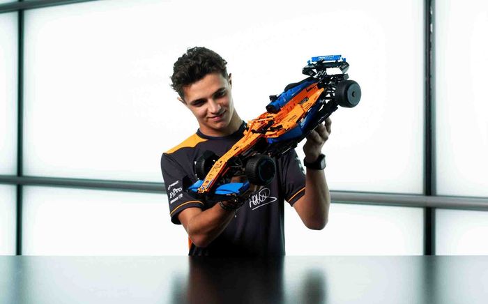 Lando Norris con el McLaren F1 de LEGO® Technic™