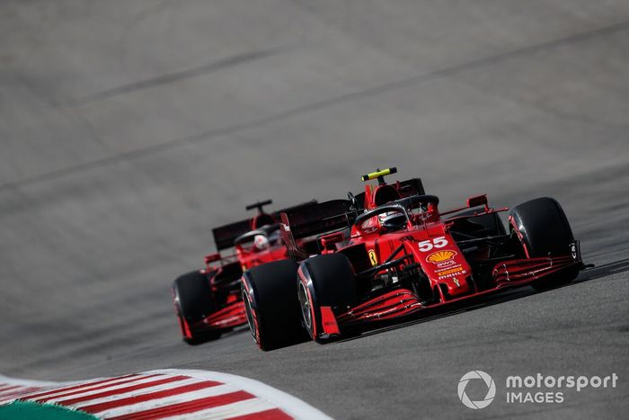 Carlos Sainz Jr., Ferrari SF21, Charles Leclerc, Ferrari SF21