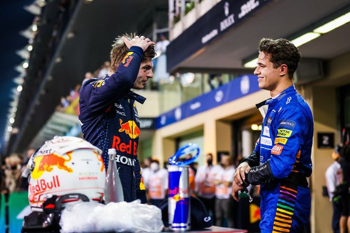 Ganador de la Pole Max Verstappen, Red Bull Racing, y el tercer puesto Lando Norris, McLaren, en Parc Ferme