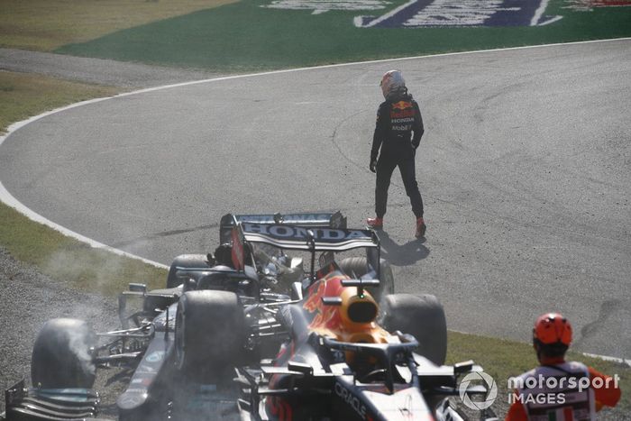 Max Verstappen, Red Bull Racing, se aleja tras chocar con Lewis Hamilton, Mercedes W12