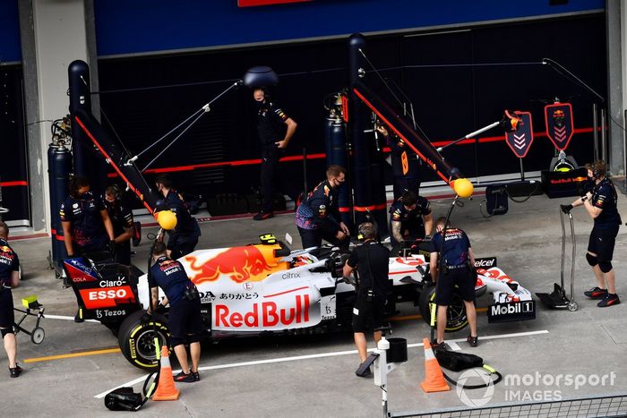 Sergio Pérez, Red Bull Racing RB16B, en el pit lane