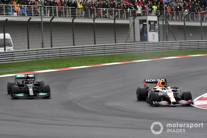 Lewis Hamilton, Mercedes W12, batalla con Sergio Pérez, Red Bull Racing RB16B