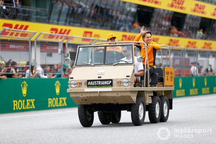 Lando Norris, McLaren y Oscar Piastri, McLaren durante el desfile de pilotos