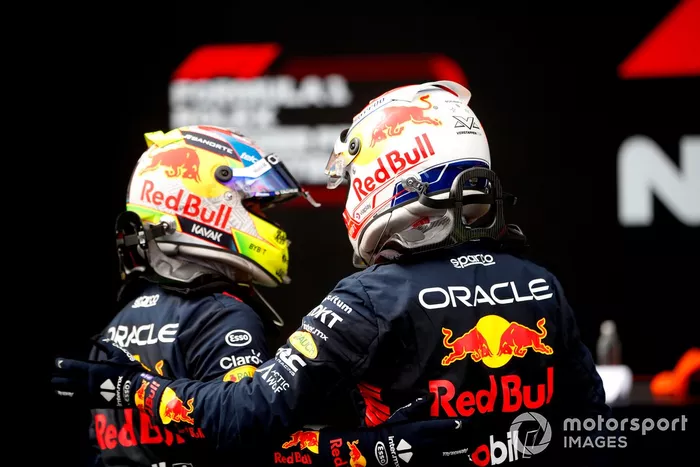 Max Verstappen, Red Bull Racing, 1ª posición, Sergio Pérez, Red Bull Racing, 3ª posición, se felicitan mutuamente en Parc Ferme