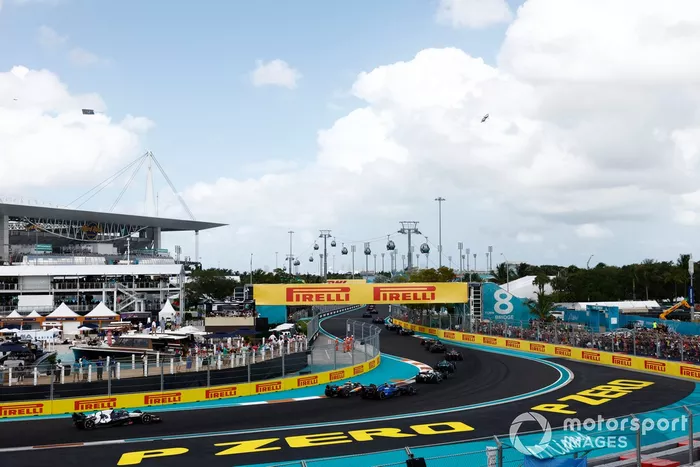 Logan Sargeant, Williams FW45, Lando Norris, McLaren MCL60, Nyck de Vries, AlphaTauri AT04, persiguen al pelotón en la salida.