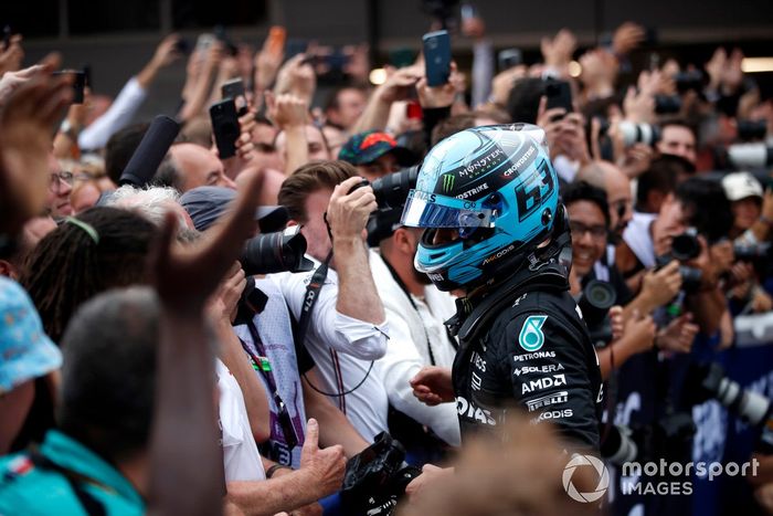 George Russell, Mercedes-AMG, 3ª posición, celebra en Parc Ferme