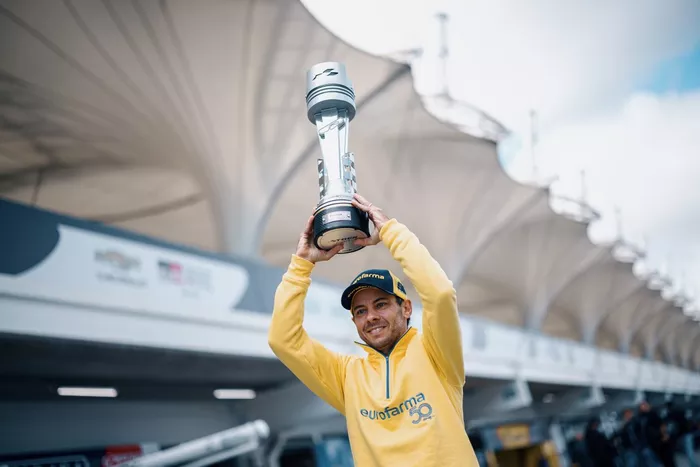 Ricardo Maurício ergue troféu de 3º lugar da etapa de Curitiba de 2004
