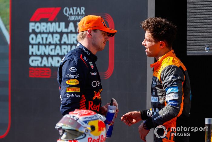 Max Verstappen, Red Bull Racing, 1ª posición, Lando Norris, McLaren, 2ª posición, charla en Parc Ferme tras la carrera.