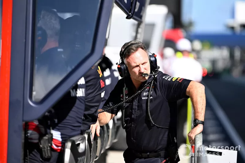 Christian Horner, Team Principal, Red Bull Racing, sur le muret des stands