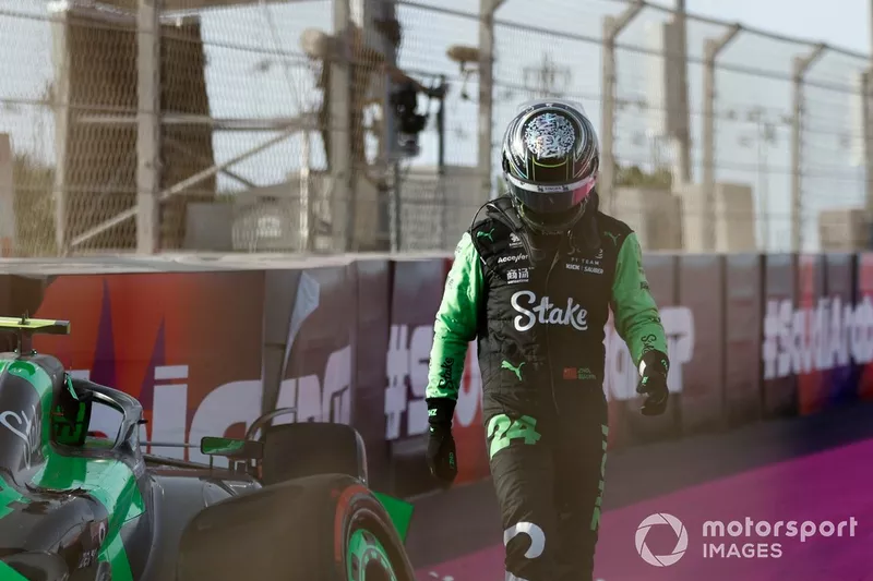 Zhou Guanyu, Stake F1 Team Kick Sauber, s'éloigne de sa voiture endommagée après un accident lors de la FP3.