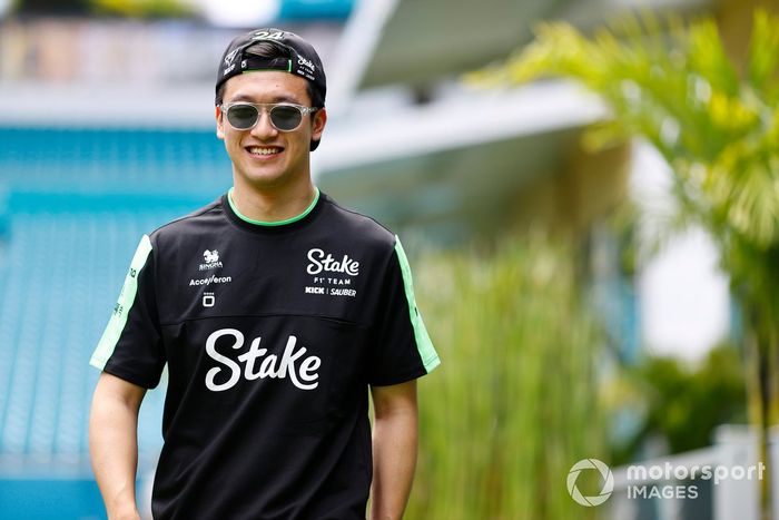 Zhou Guanyu, Stake F1 Team Kick Sauber, habla con los medios de comunicación 