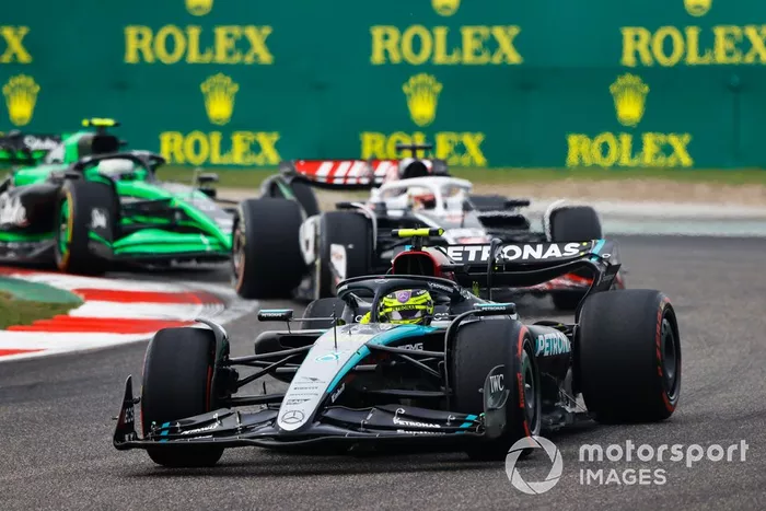 Lewis Hamilton, Mercedes F1 W15, Kevin Magnussen, Haas VF-24, Zhou Guanyu, Kick Sauber C44