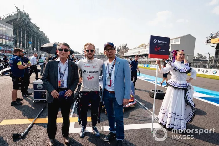 Un invitado posa para una foto con Sam Bird en la cuadrícula
