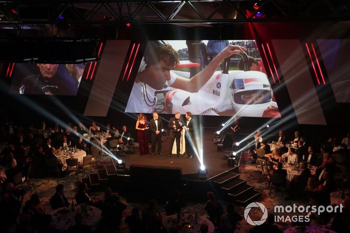 Dick Bennetts recibe el Premio Gregor Grant