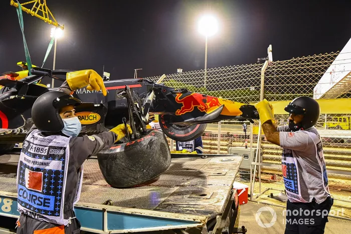 El monoplaza dañado de Alexander Albon, Red Bull Racing RB16