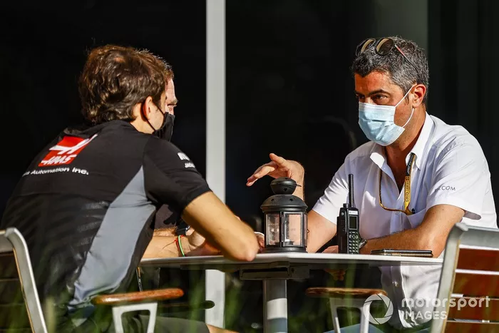Michael Masi, director de carrera, con Pietro Fittipaldi, Haas F1 