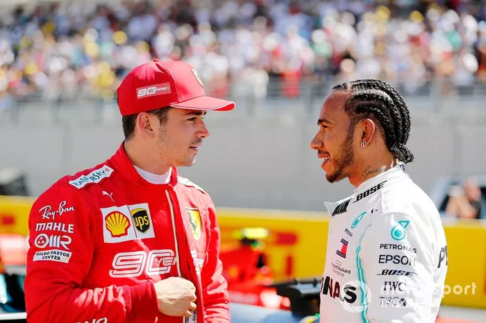 Charles Leclerc, Ferrari, e Lewis Hamilton, Mercedes AMG F1