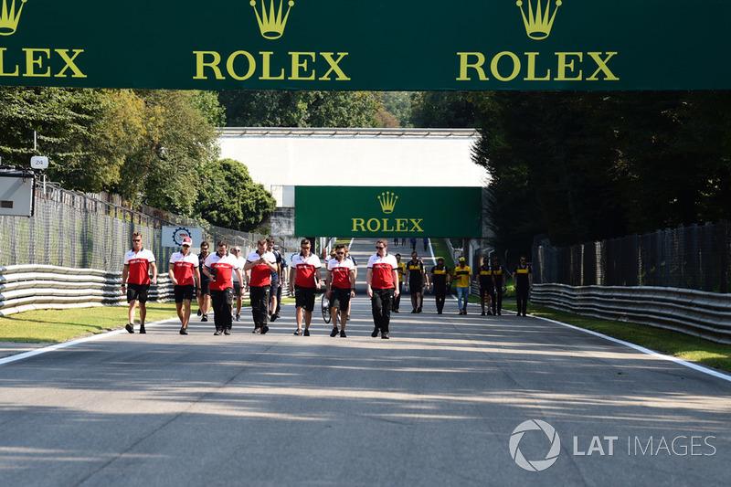 Marcus Ericsson, Sauber walks the track