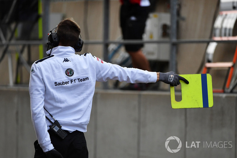 Sauber mechanic