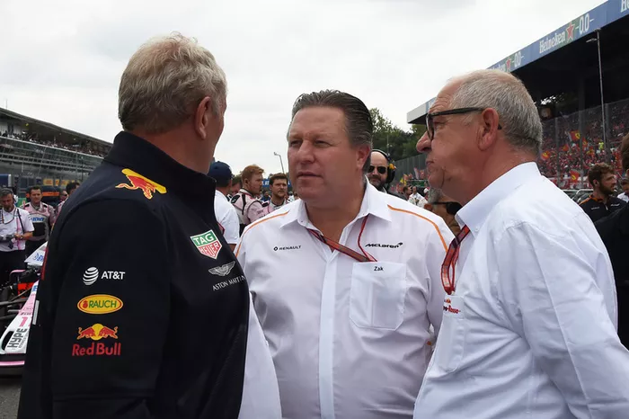 Dr Helmut Marko, de Red Bull, Zak Brown, de McLaren Racing y Burkhard Hummell