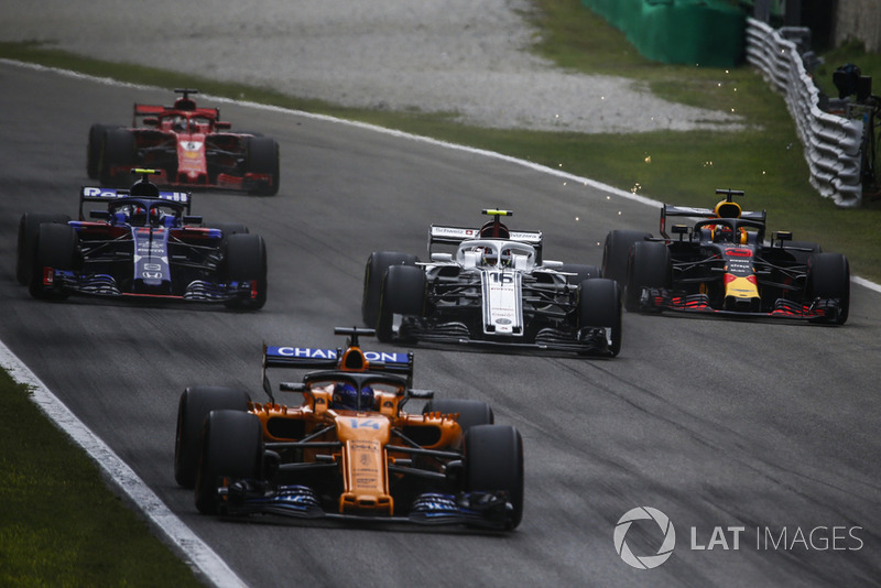 Fernando Alonso, McLaren MCL33, Pierre Gasly, Scuderia Toro Rosso STR13, Charles Leclerc, Alfa Romeo Sauber C37, Sebastian Vettel, Ferrari SF71H and Daniel Ricciardo, Red Bull Racing RB14 battle