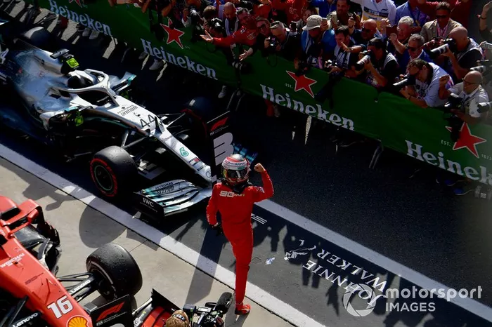 Ganador de la carrera Charles Leclerc, Ferrari, celebra en Parc Ferme