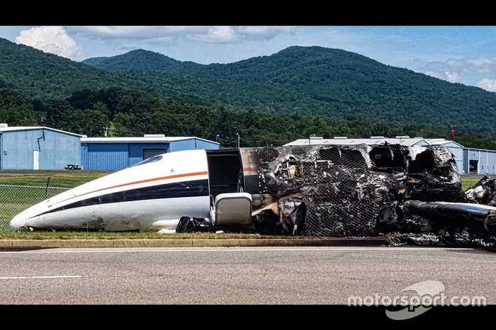 Ausgebranntes Unfallflugzeug von Dale Earnhardt Jr.