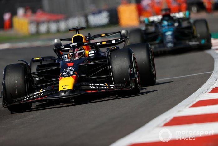 Max Verstappen, Red Bull Racing RB19, George Russell, Mercedes F1 W14