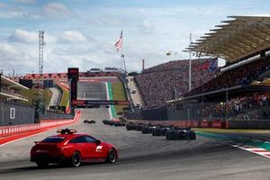 El Safety Car sigue a los pilotos hasta la parrilla al final de la vuelta de formación