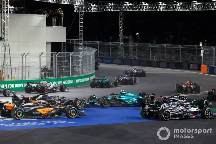 Logan Sargeant, Williams FW45, Esteban Ocon, Alpine A523, Lance Stroll, Aston Martin AMR23, Sergio Perez, Red Bull Racing RB19, mientras Fernando Alonso, Aston Martin AMR23, hace un trompo en la salida.