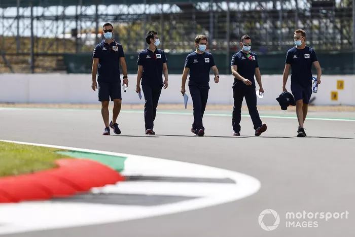 Daniil Kvyat, AlphaTauri con sus ingenieros