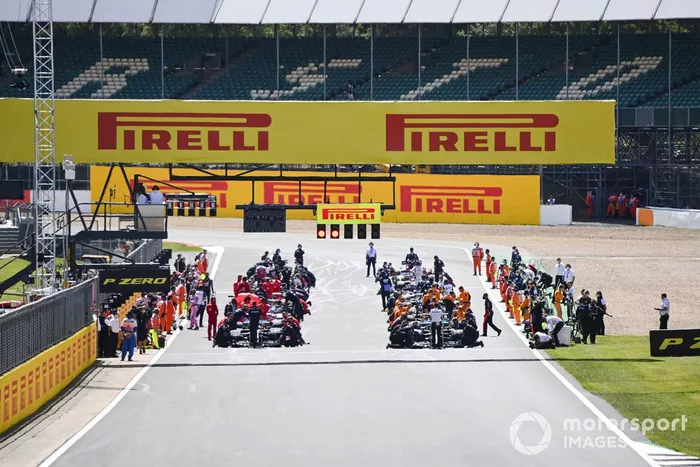 Los pilotos antes de la carrera en la parrilla