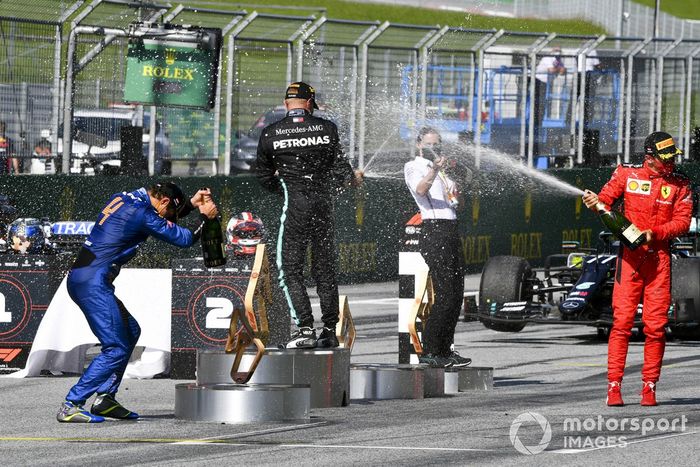 Podio: ganador de la carrera Valtteri Bottas, Mercedes-AMG Petronas F1, celebra con Holly Chapman, su ingeniera de motor, segundo lugar Charles Leclerc, Ferrari, el tercer lugar Lando Norris, McLaren celebran