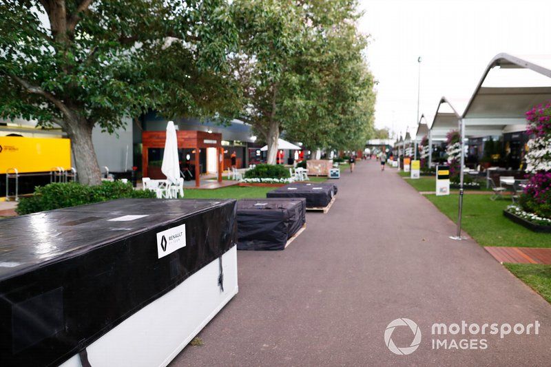 Las cajas de embalaje de Renault en el paddock