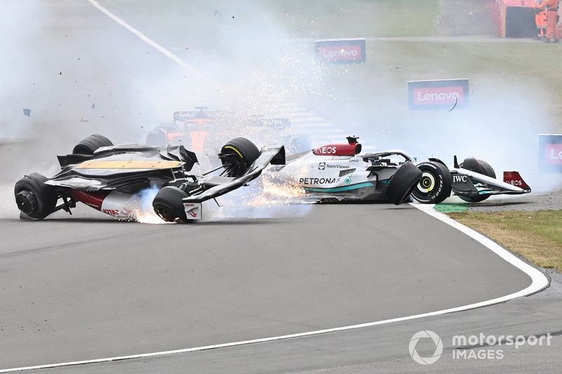 The accident involving Zhou Guanyu, Alfa Romeo C42, George Russell, Mercedes W13 at the start of the race