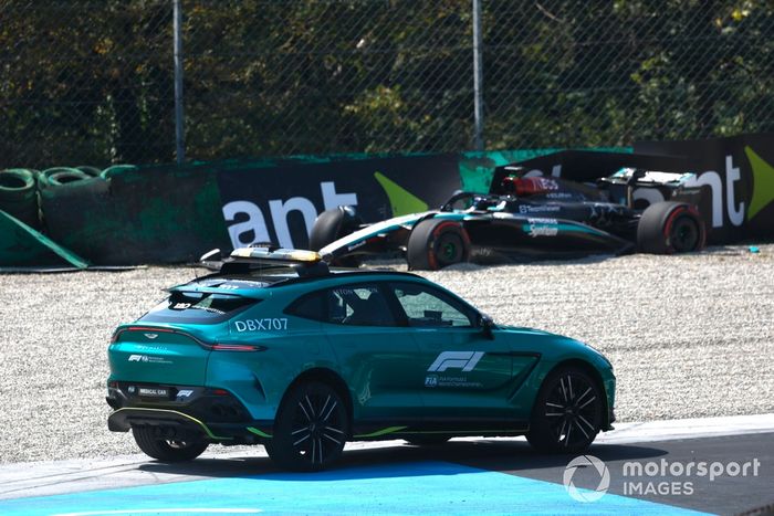 El coche médico en el lugar de un accidente en FP1 para Andrea Kimi Antonelli, Mercedes F1 W15