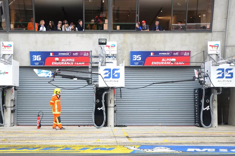 Les garages fermés de l'Alpine Endurance Team