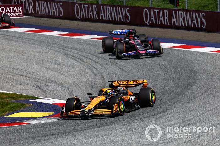 Oscar Piastri, McLaren MCL38, Esteban Ocon, Alpine A524