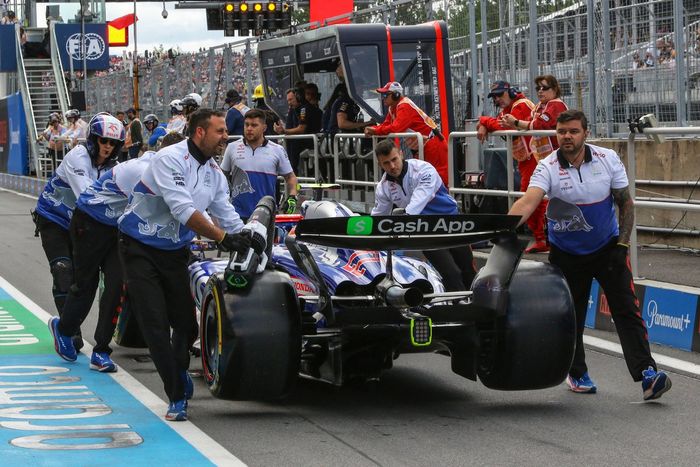 Mecánicos de Visa Cash App RB F1 Team empujan el coche de Yuki Tsunoda, RB F1 Team VCARB 01 de vuelta al garaje. 