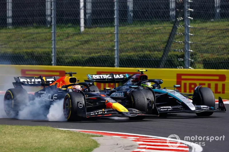 Max Verstappen, Red Bull Racing RB20, Lewis Hamilton, Mercedes F1 W15, entrent en collision.