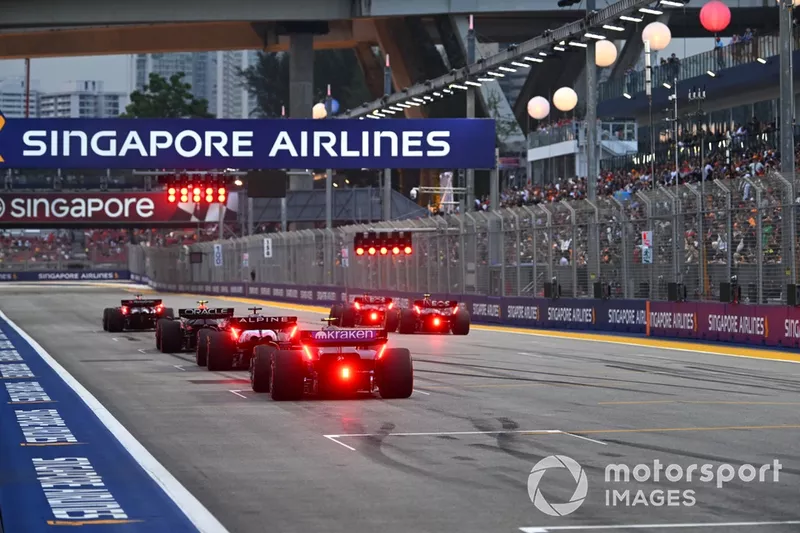 Simulation de départ pour Franco Colapinto, Williams FW46, Esteban Ocon, Alpine A524, Sergio Perez, Red Bull Racing RB20