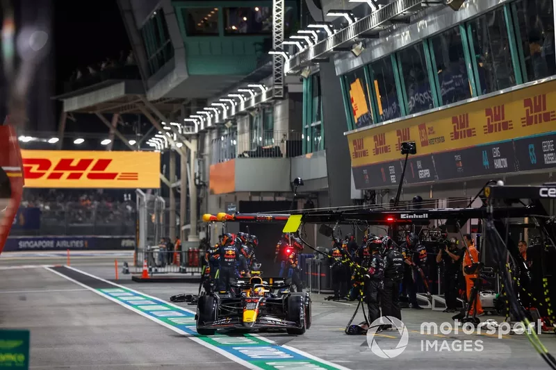 Sergio Perez, Red Bull Racing RB20, dans la voie des stands 