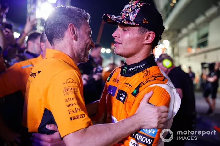 Andrea Stella, Team Principal, McLaren F1 Team, y Lando Norris, McLaren F1 Team, 1ª posición, celebran en Parc Ferme