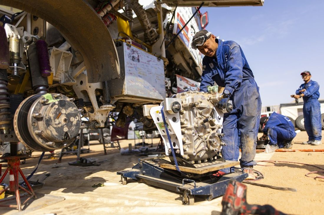 #607 Hino Team Sugawara Hino: Teruhito Sugawara, Hirokazu Somemiya, Yuji Mochizuki