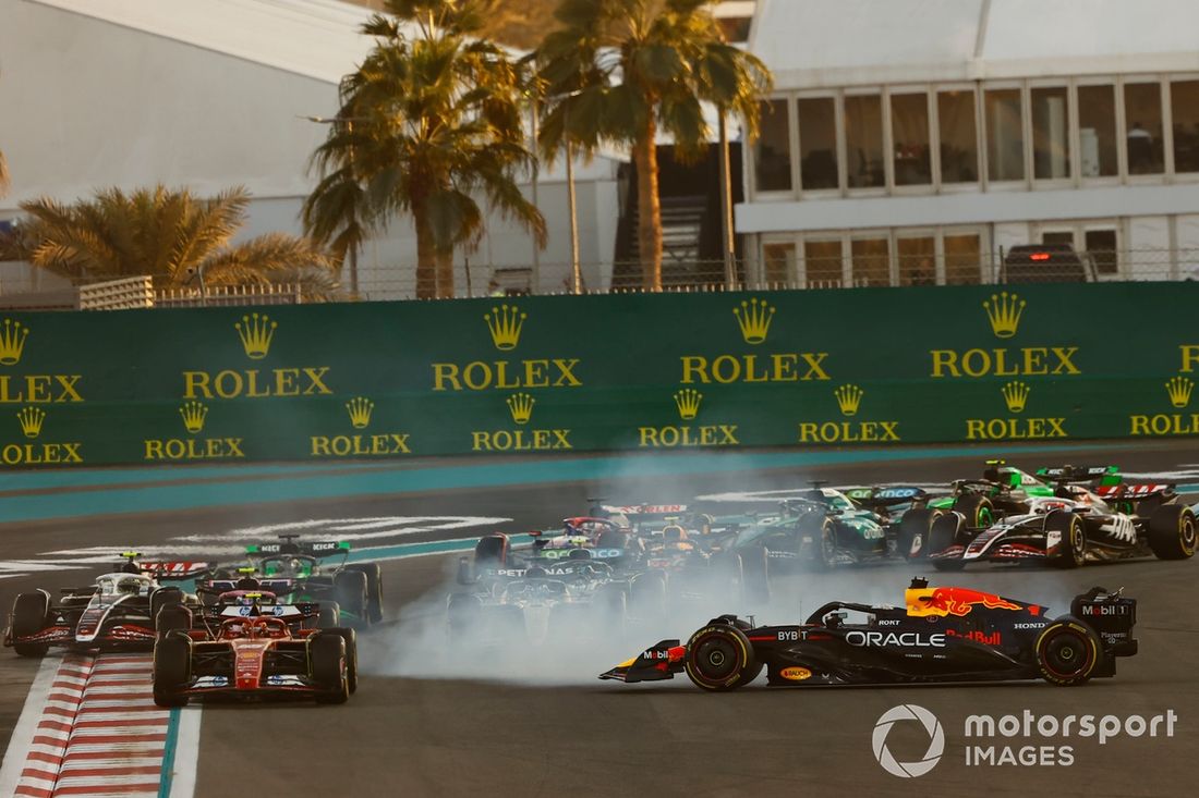 Max Verstappen, Red Bull Racing, hace un trompo en pista tras colisionar con Oscar Piastri, McLaren MCL38 (no aparece en la foto).