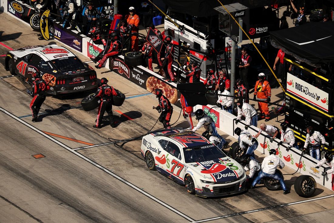 Carson Hocevar, Spire Motorsports Chevrolet, Cole Custer, Haas Factory Team Ford