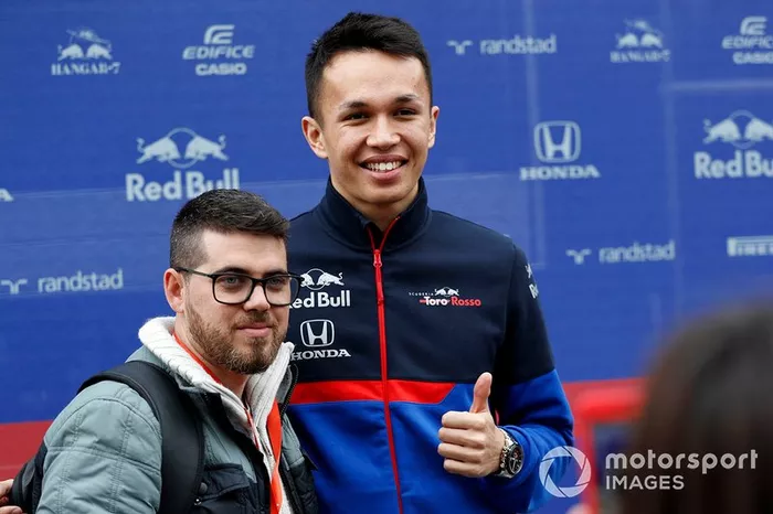 Alex Albon, Scuderia Toro Rosso con fans