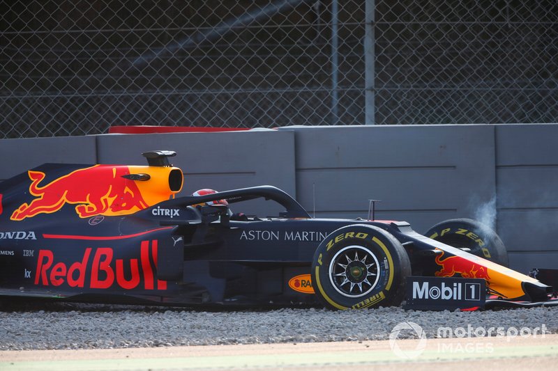 Pierre Gasly, Red Bull Racing RB15, bariyerlere çarptıktan sonra çakıl havuzunda