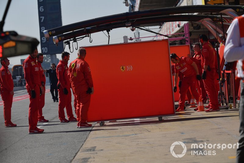 Mecánica de ferrari y pantallas de garaje