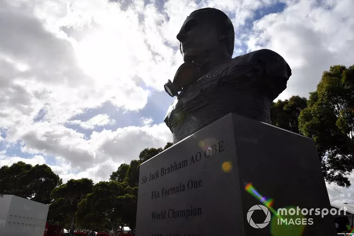 Un busto del campeón mundial de Fórmula 1 australiano Sir Jack Brabham